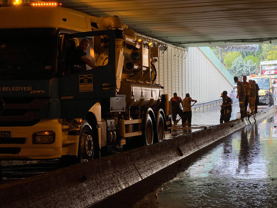 İstanbul'da sağanak hayatı felç etti! Araçlar sular altında kaldı 23